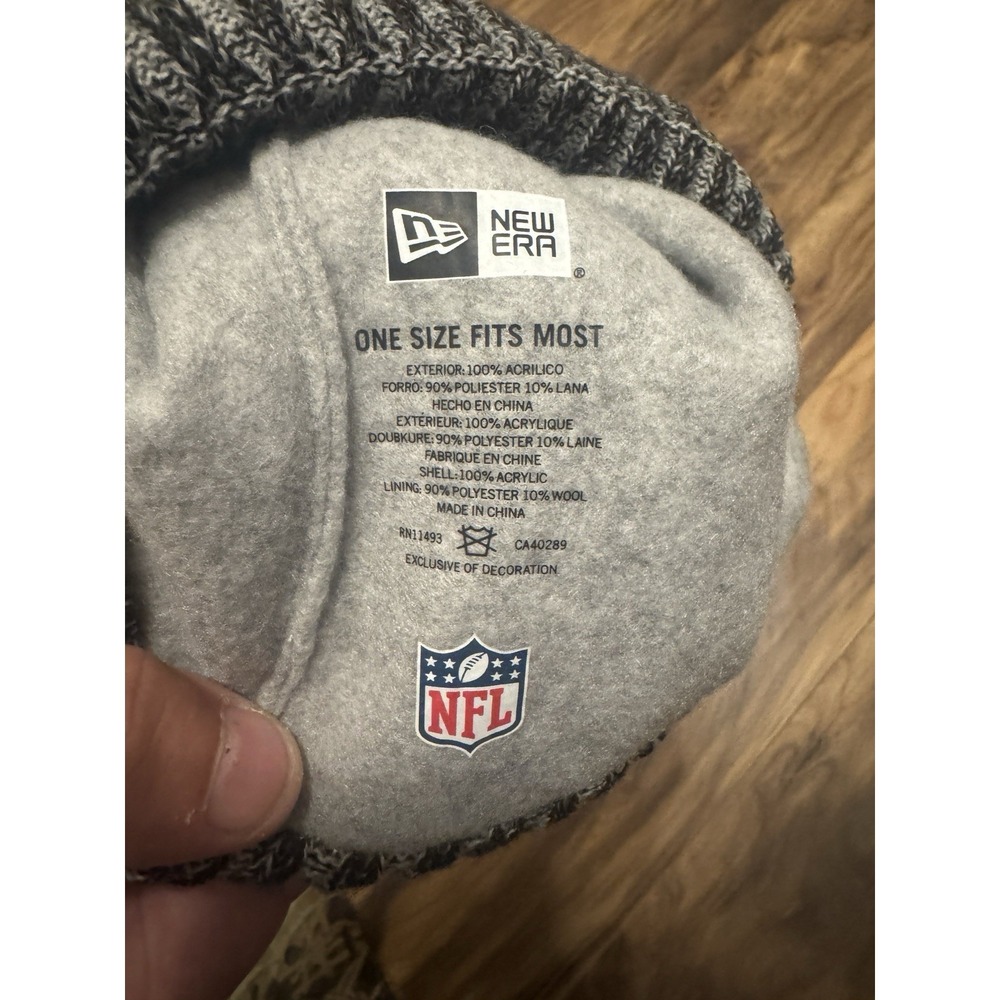 Las Vegas Raiders New Era Beanie Knit Pom Winter NFL Hat Black/Silver - Picture 4 of 4